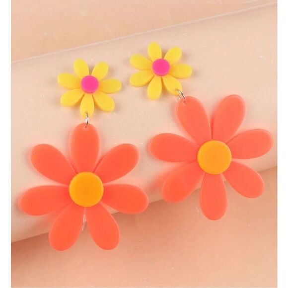 Adorable Flower Earrings - Picture 4 of 4
